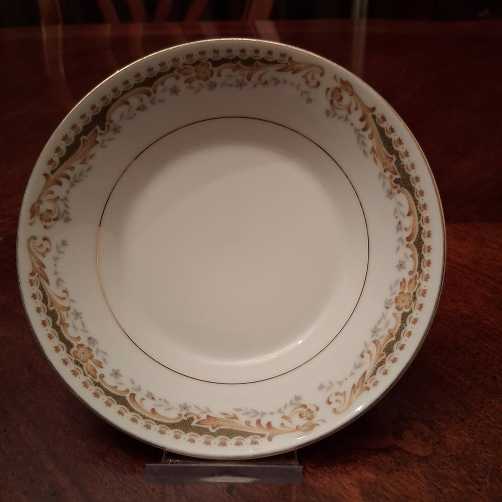 Signature Collection Queen Anne Fine China Fruit Bowl Japan 113 Gold Trim 5.5"